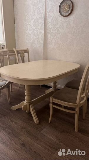 Кухонный стол и 5 стульев