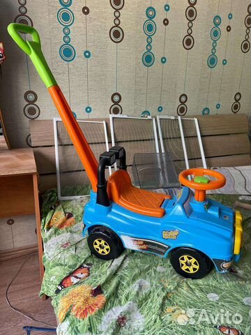Машинка каталка с ручкой
