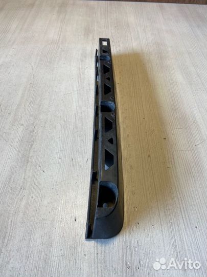 Направляющая бампера задняя левая Skoda Fabia