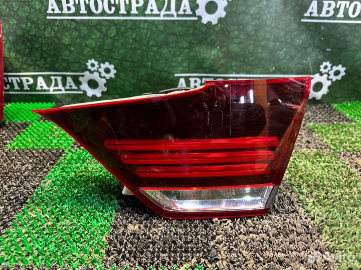 Фонарь в крышку багажника правый Lexus Ls