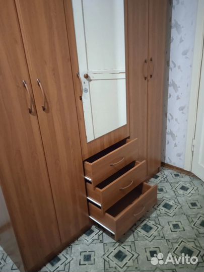 Шкаф платяной