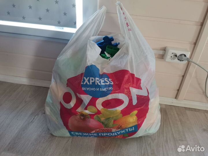 Огромный пакет конструктора с железной дорогой