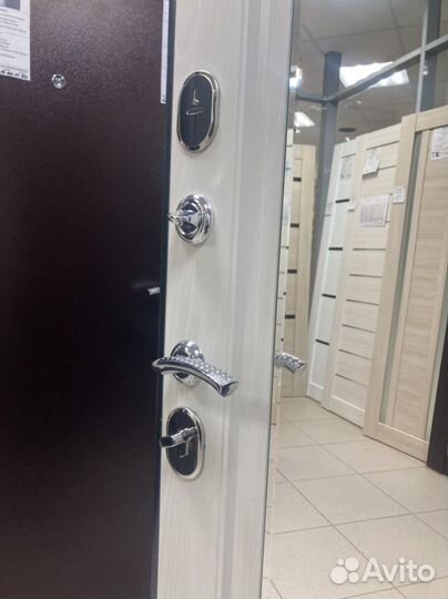 Входная дверь с зеркалом