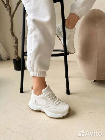 Кроссовки женские