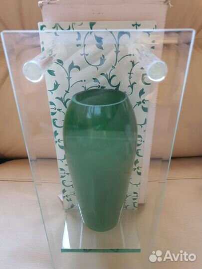 Ваза изумрудная, декоративная, оригинальная