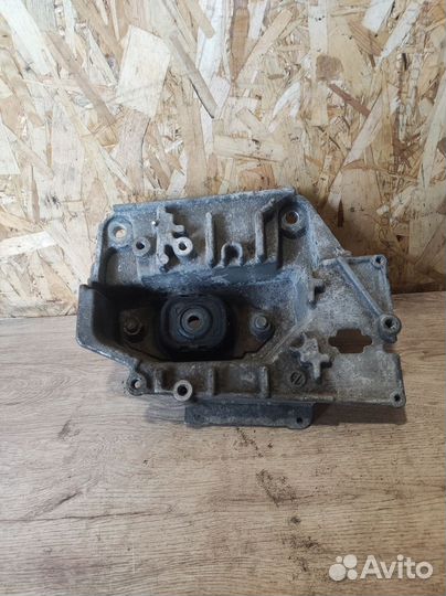 Кронштейн опоры кпп Nissan Juke F15