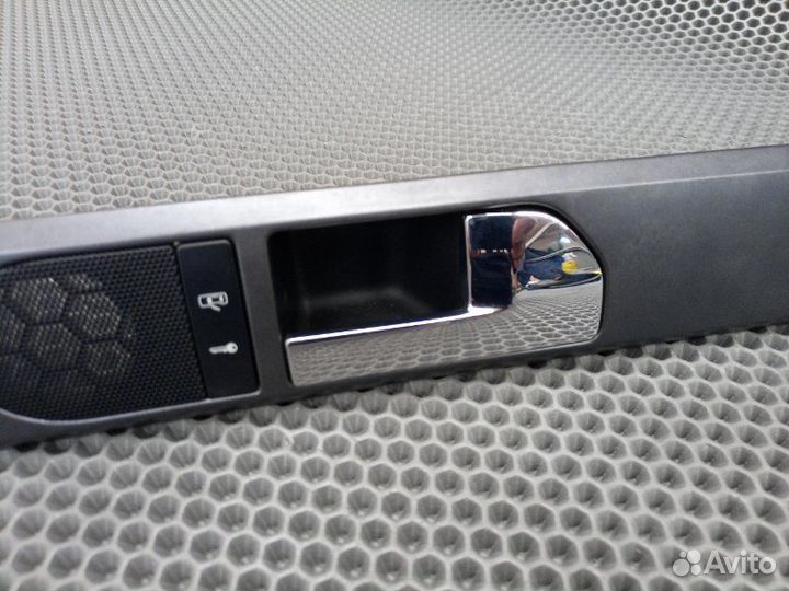 Накладка двери внутренняя перед прав Touareg 02-10