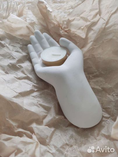 Подсвечник белый из бетона рука и соевая свеча