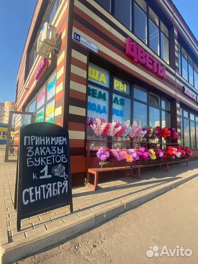 Продавец в магазине цветов