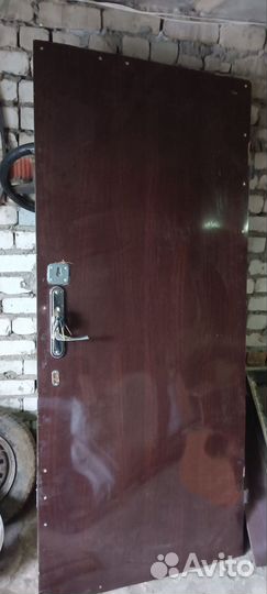 Продам металлическую дверь
