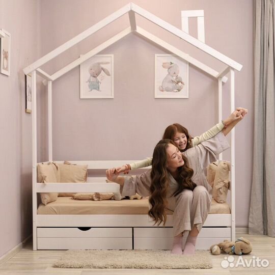 Детская кроватка из дерева