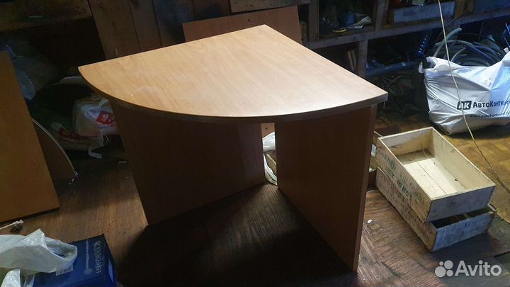 Стол угловой с полкой