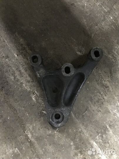Кронштейн двигателя правый (Skoda Fabia)