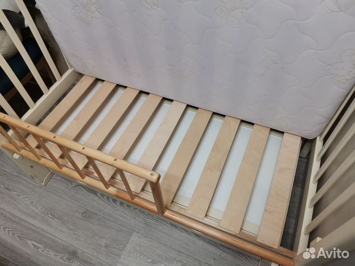 Детская кроватка с маятником