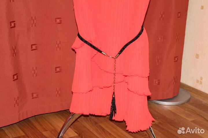 Алое платье