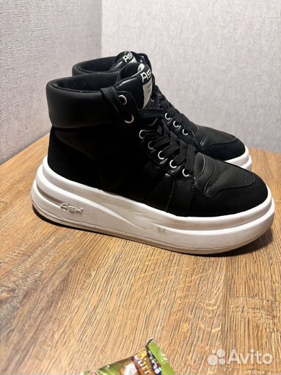 Кроссовки женские