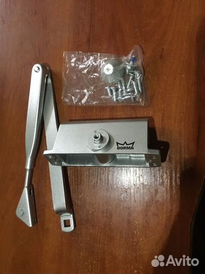 Дверная ручка, доводчик и дверь деревянная бу