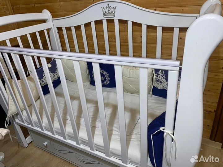 Детская кроватка и пеленальный комод