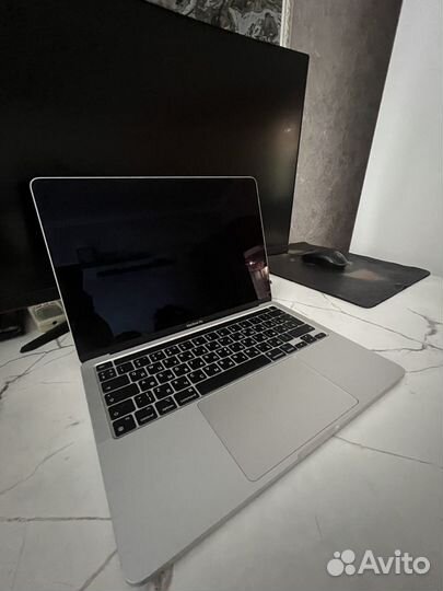 MacBook Pro 13 2020, 256 гб, M1, 8 ядер, 16 гб RAM