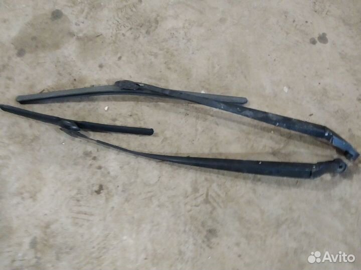 Поводок стекло очистеля Toyota Corolla 150