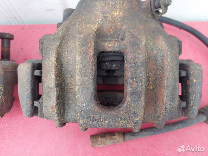 Тормозной суппорт передний BMW 7 E32