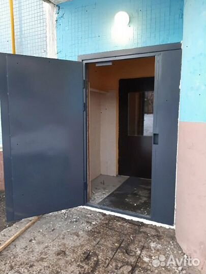 Двери с установленным домофоном