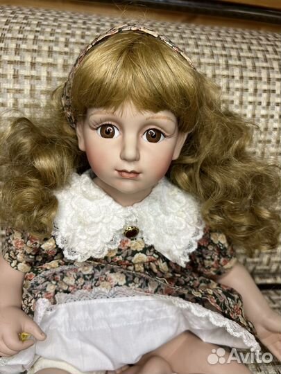 Кукла фарфоровая