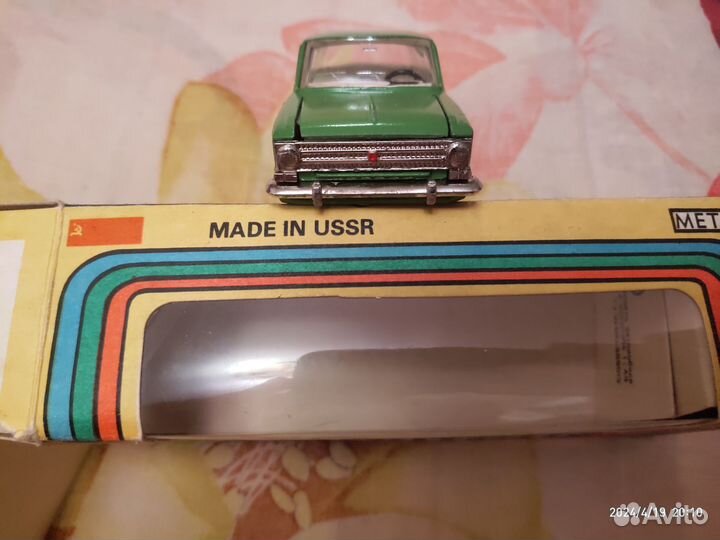 Машинка сувенирная времён СССР Москвич а1 салат
