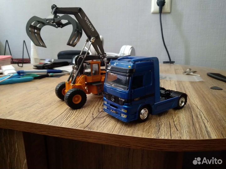 Машинки: volvo, ford, chevrolet, mercedes benz