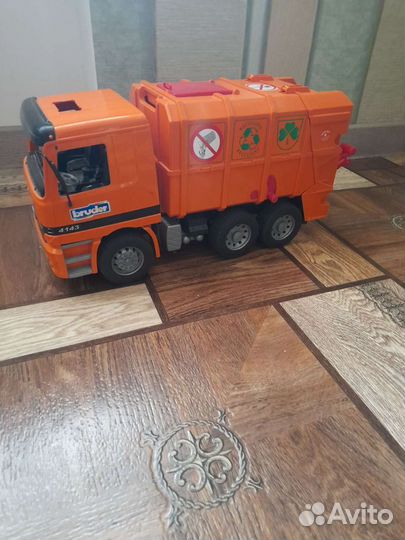 Мусоровоз bruder