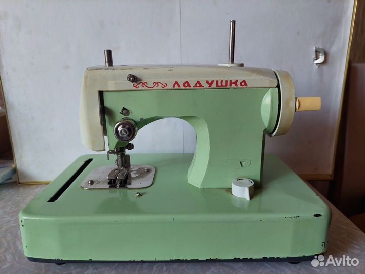 Детская швейная машинка. Ладушка. СССР