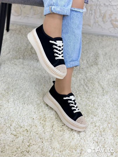 Кроссовки женские