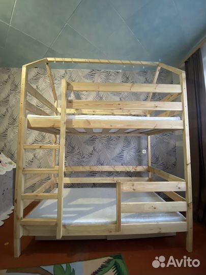 Двухъярусная кровать домик