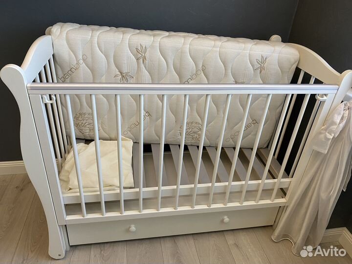 Детская кроватка с маятником