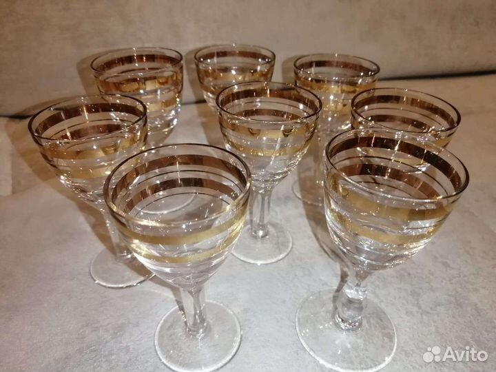 Рюмки позолоченные и хрустальные стаканы