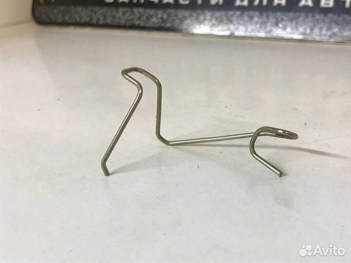 Зажим лампы в фару (левый руль) Hyundai Getz 2006