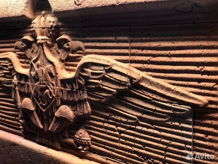 Старинные кирпичи с орлом