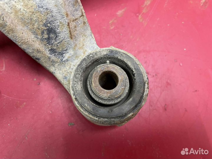 Кулак задний правый 4611065J00 Suzuki Grand Vitara