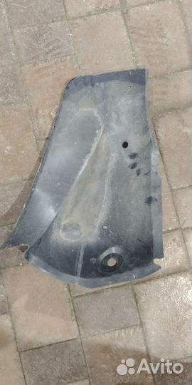 Задний правый подкрылок Renault logan 1