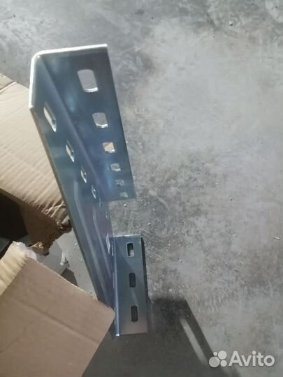 Универсальный угловой кронштейн