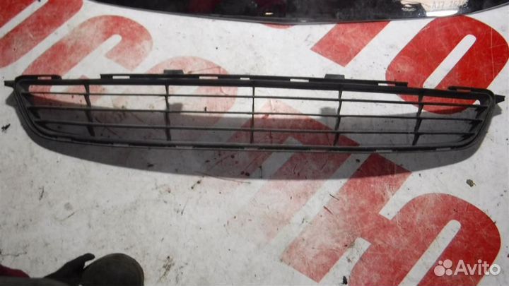 Решетка в бампер центральная Toyota Corolla (E150