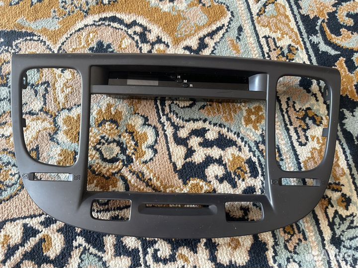 Продам родную магнитолу с рамкой для kia rio 2 JB