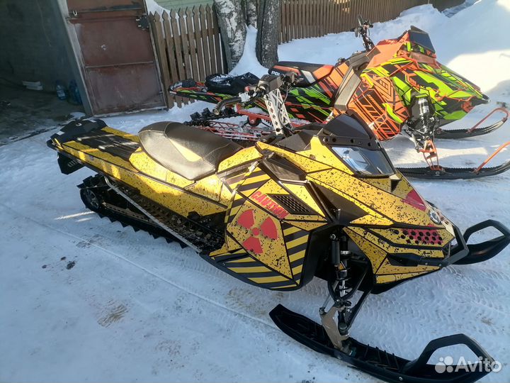 BRP Sammit X 154 800 E-TEC