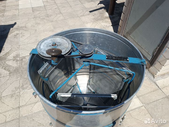 Медогонка на три рамки механическая