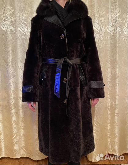 Мутоновая шуба с воротником из чёрного песца