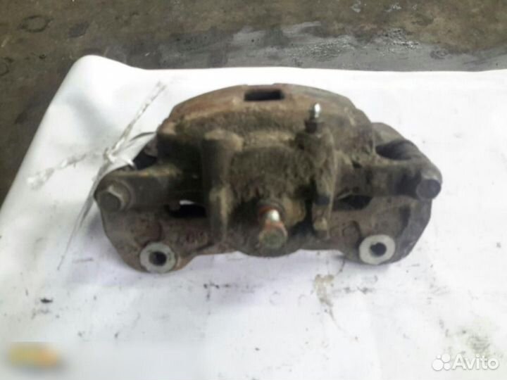 Суппорт передний левый Mitsubishi Pajero Montero S