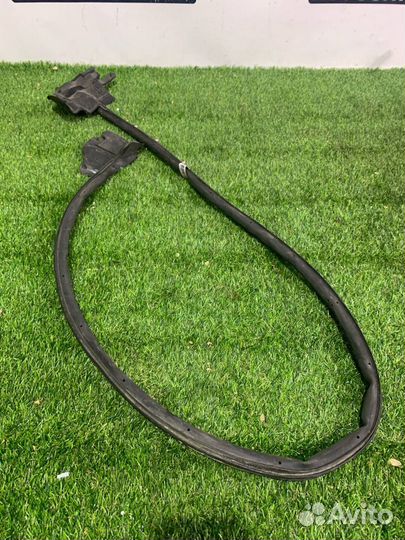 Уплотнитель двери передней правой Tesla Model S