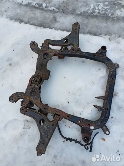 Передний подрамник на Opel Astra G