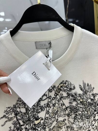 Потрясающая футболка Dior