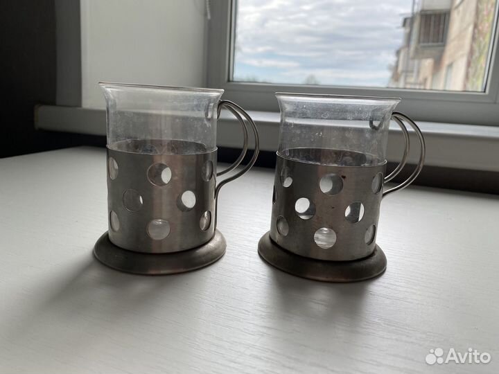 Две кружки с подстаканником